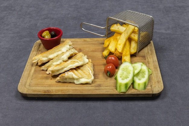 Délicieux toasts sur une assiette