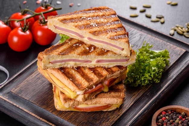 Délicieux toasts frais grillés avec du fromage et du jambon. Sandwichs, collation rapide