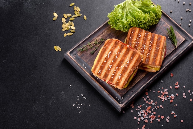 Délicieux toasts frais grillés avec du fromage et du jambon. Sandwichs, collation rapide