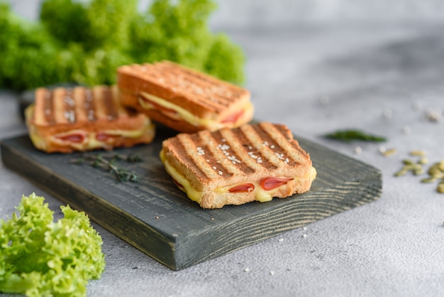 Délicieux toasts frais grillés avec du fromage et du jambon. Sandwichs, collation rapide