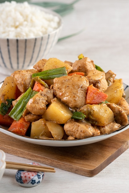 Délicieux tofu fait maison avec du poulet en cubes et des morceaux de pommes de terre braisées