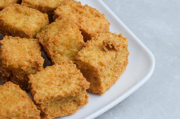 Délicieux tofu frit sur assiette