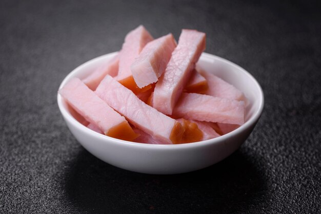 Photo délicieux twist frais coupé avec des colonnes et des cubes pour la soupe à la crème de pois