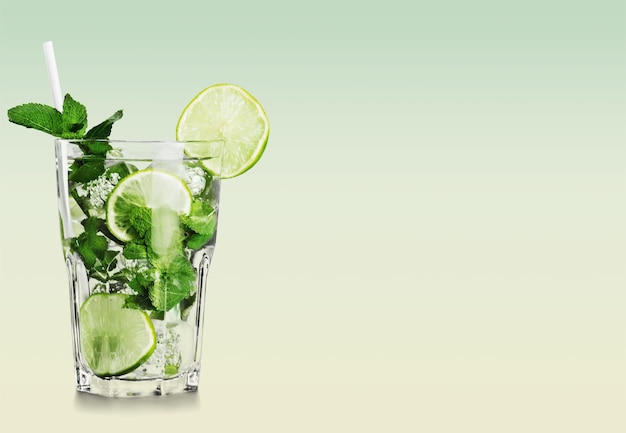 Délicieux verre de mojito sur fond