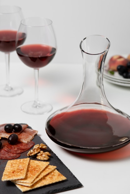 Photo délicieux verre à vin rouge et carafe