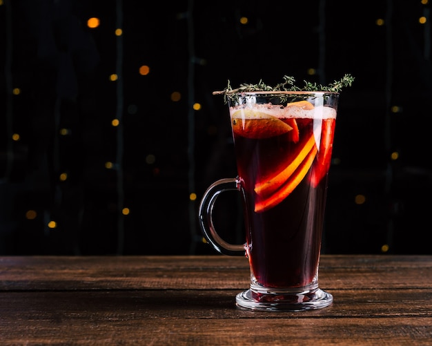 Délicieux vin chaud dans un verre