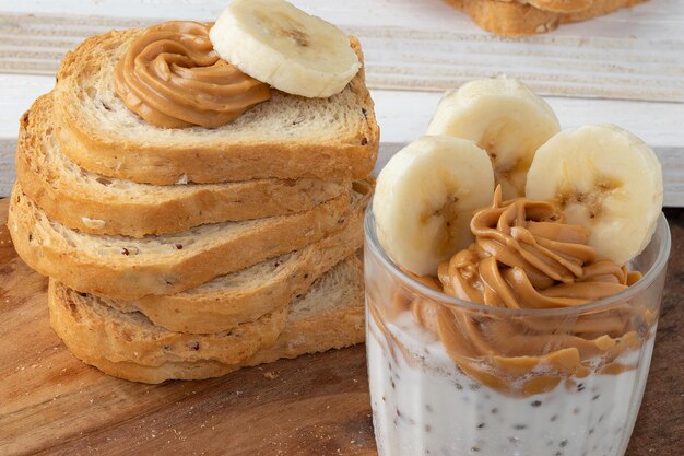 Délicieux yaourt au chia servi avec du beurre d'arachide et de la banane Mise au point sélective