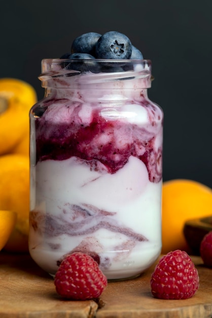 Délicieux yaourt au lait frais au goût de framboise