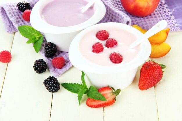 Délicieux yaourt aux fruits et baies sur table libre