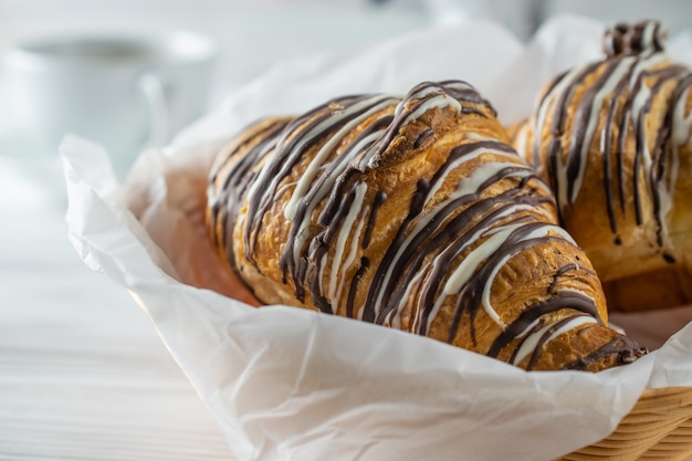 Delicioius doux croissants fraîchement cuits au four, macro gros plan