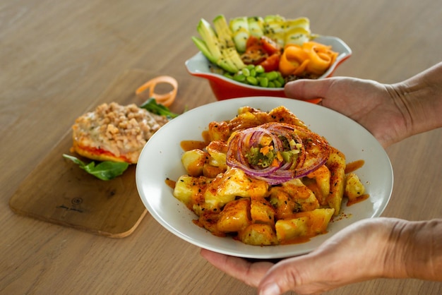 Deliciosas raciones entre las que destacan las patatas con salsas o el Poke de verduras