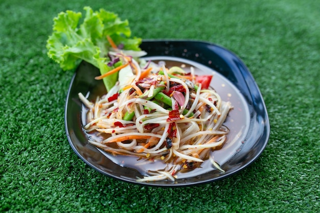 Delicious Som Tam Salade de papaya vert thaïlandaise avec des haricots verts tomates arachides nourriture de rue thaïlande H