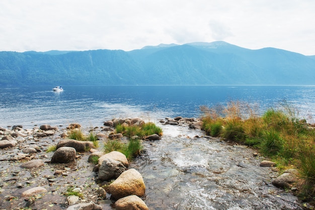 Delta du fleuve avec des rochers