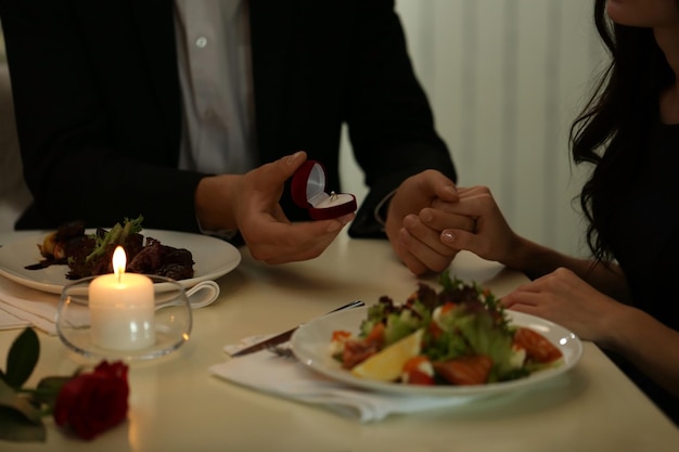 Demande en mariage au restaurant