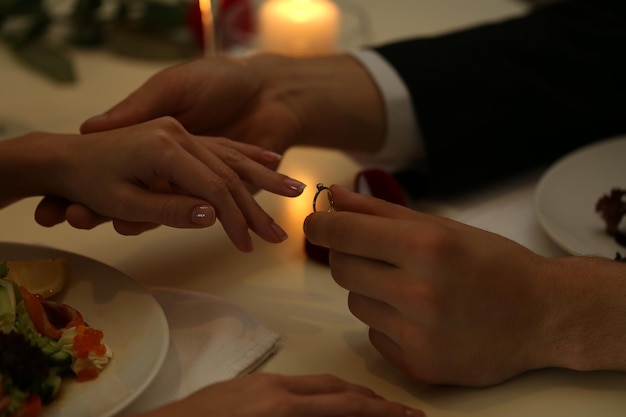 Demande en mariage au restaurant