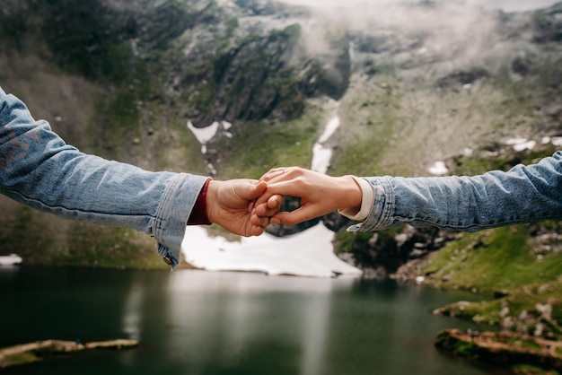 demande en mariage à la montagne