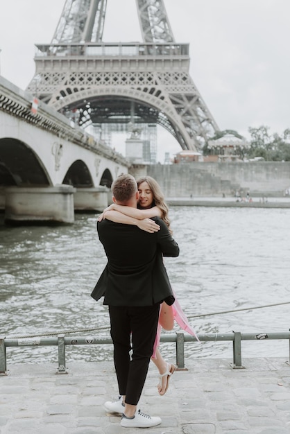 Demande en mariage romantique à la Tour Eiffel Paris France