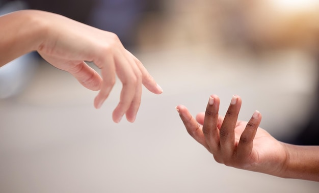 Demander de l'aide ne vous rend pas faible. Plan de deux personnes qui se tendent la main.