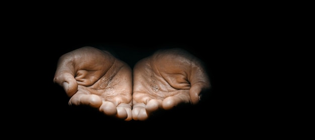 Photo demander les mains d'un homme travaillant dans l'obscurité