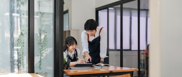 Démarrage réussi propriétaire de petite entreprise femme et homme avec discussion d'affaires dans un café restaurant entrepreneur vendeur concept de livraison d'entreprise