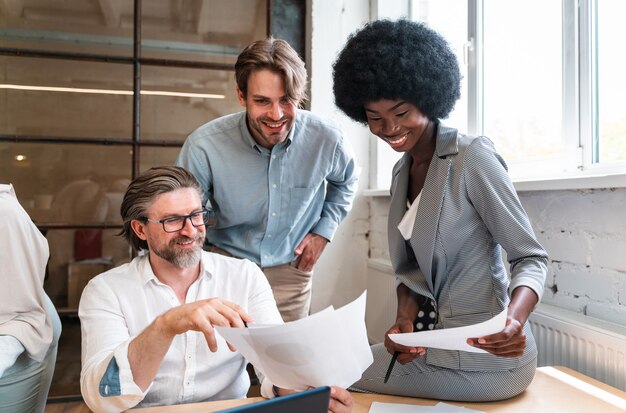 Démarrer l'équipe commerciale au bureau. Groupe multiethnique travaillant ensemble sur un nouveau projet dans la salle de conférence