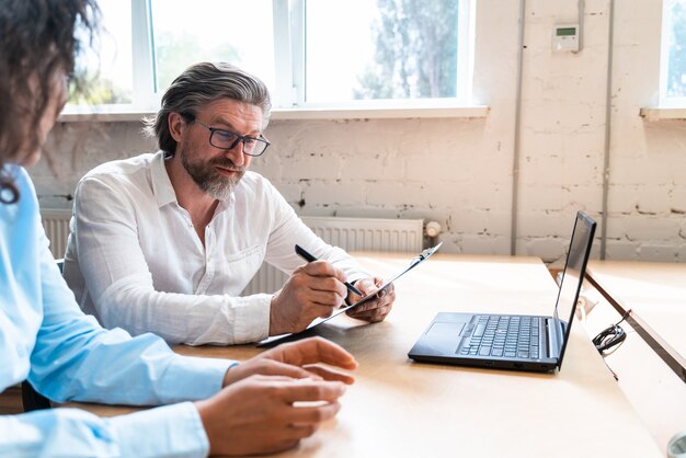 Photo démarrer l'équipe commerciale au bureau