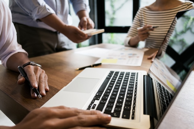 Photo démarrez les affaires. groupe de jeune fondateur exécutif au café ou bureau moderne