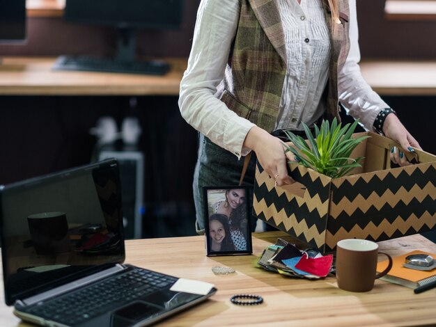 Déménagement de bureau. Développement des affaires. le temps des changements. femme emballant des fournitures dans une boîte