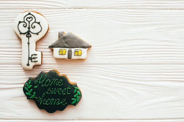 Déménagement dans une nouvelle maison Ensemble de maison de bienvenue Maison clé signe de bienvenue cookies sur plat en bois blanc avec place pour texte Concept de maison de rêve Home Sweet Home