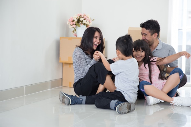 Déménagement d'une famille dans une nouvelle maison