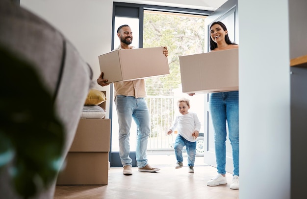 Photo déménager une nouvelle maison familiale et transporter des boîtes dans un bien immobilier en tant que personnes heureuses, enfant et propriétaire