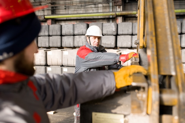 Déménageurs à l'usine