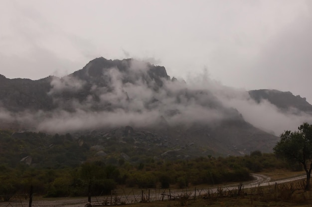 Demerdzhi Rocks dans le brouillard