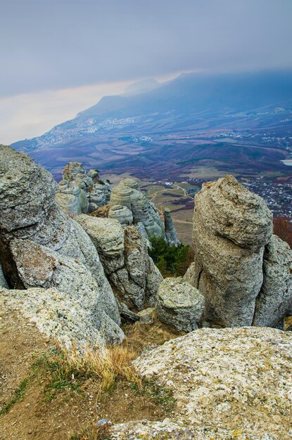 Demerji Crimée montagne avec vallée et rochers fond de voyage naturel