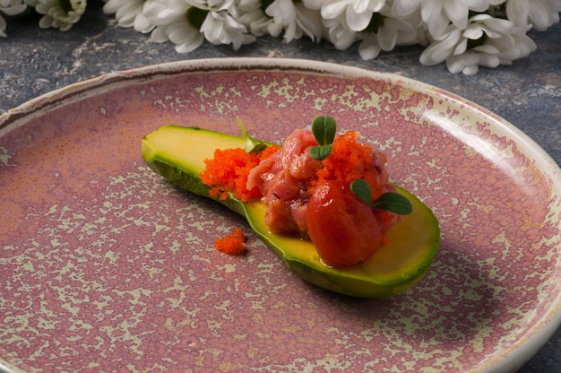 Un demi avocat au tartare de saumon