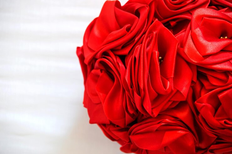 Photo demi bouquet de roses rouges artificielles