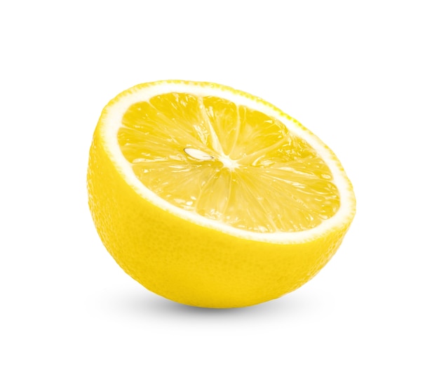 Demi citron isolé sur fond blanc