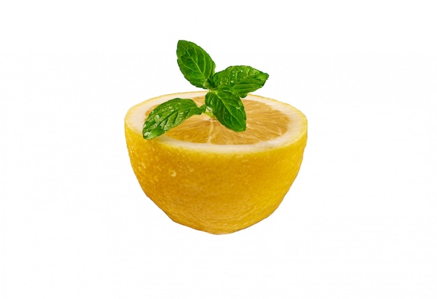 Un demi-citron à la menthe en arrière-plan