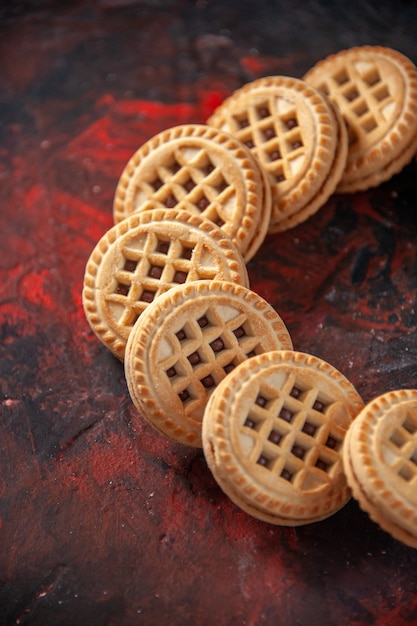 Demi-coup de délicieux biscuits au sucre disposés en forme ronde sur fond de couleurs mélangées avec espace libre