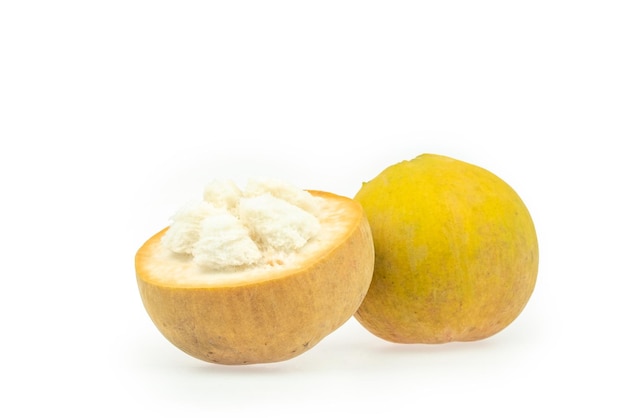 Demi-fruit santol avec feuille isolé sur fond blanc