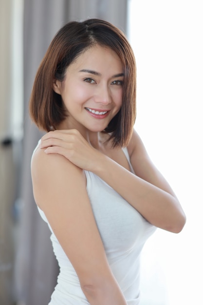 Demi-longueur jeune femme asiatique adulte