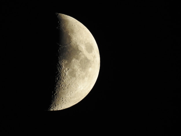 Demi lune sur une nuit sombre