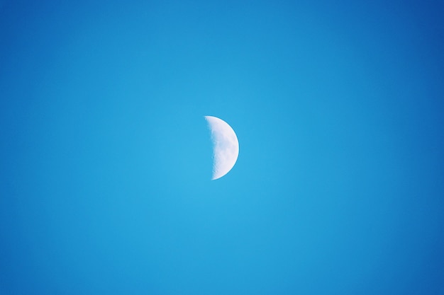 Demi-lune vue de jour, dans un ciel bleu