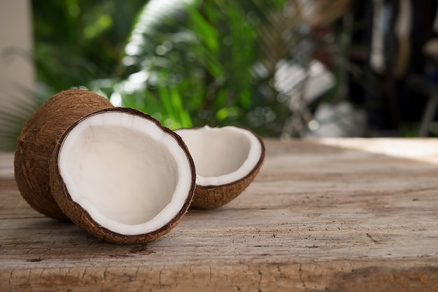 demi-noix de coco sur un fond en bois