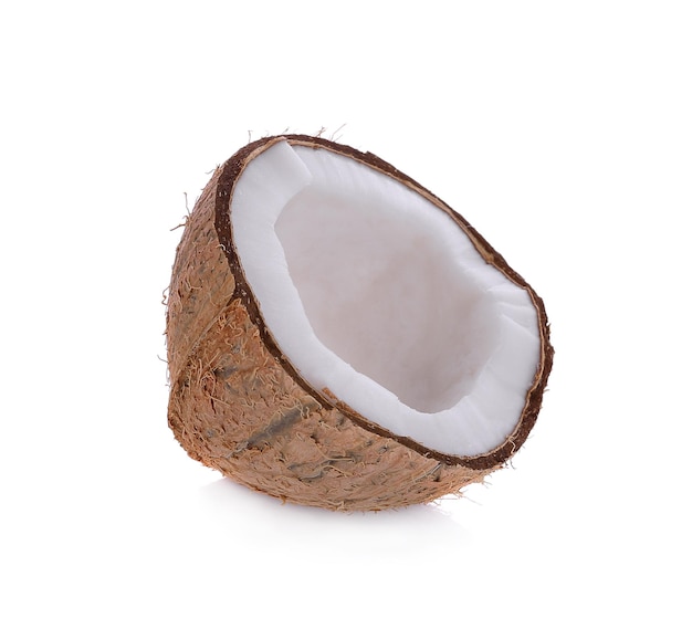 Demi noix de coco isolé sur fond blanc