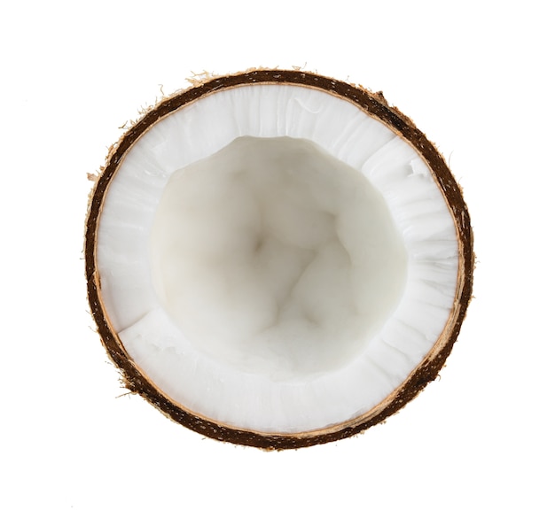 Demi noix de coco isolé sur fond blanc