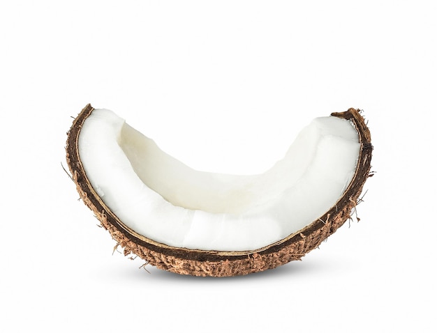 Demi noix de coco isolé sur fond blanc