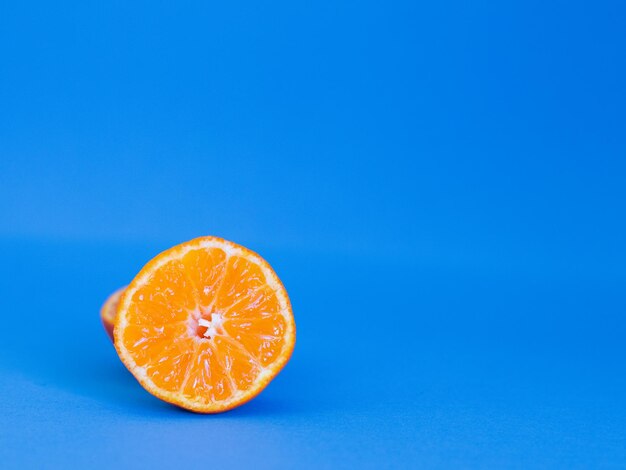 Demi orange sur fond bleu