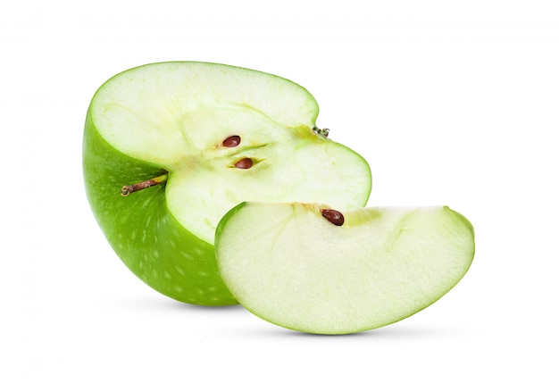 Demi pomme verte sur fond blanc