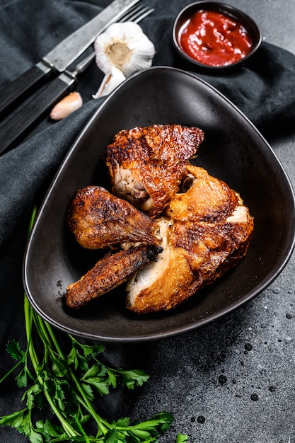 Un demi-poulet grillé sur une assiette